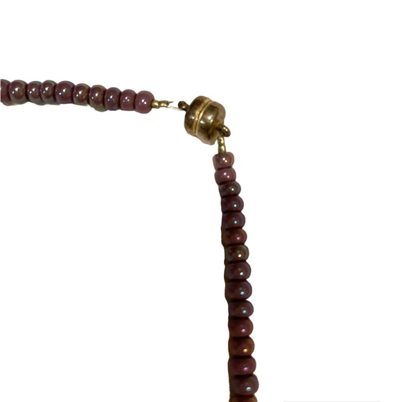 Purple iridescent beaded necklace with dusty pink swirl carved stones - Picture 6 of 7